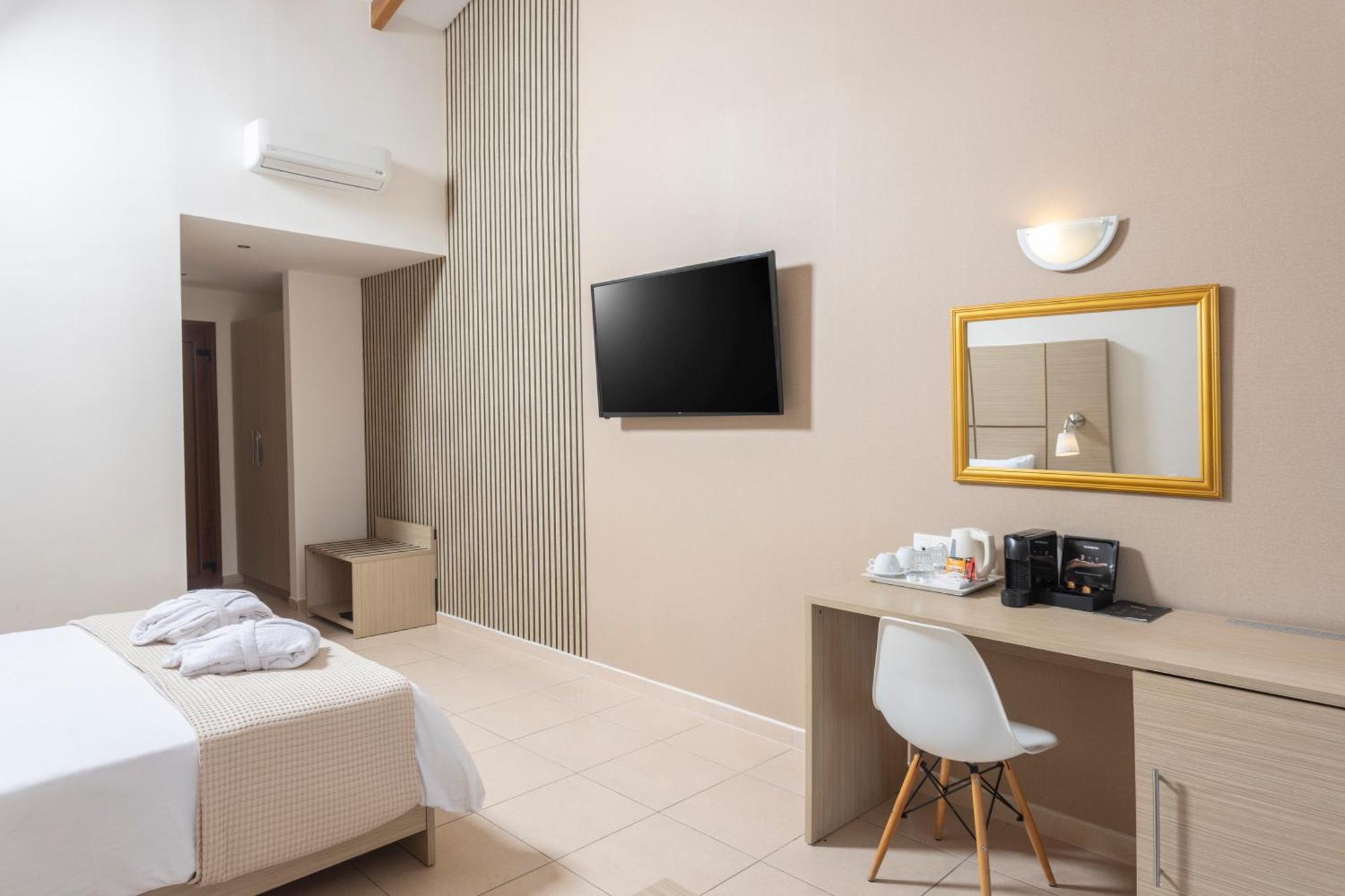 Alia Palace Hotel - Adults Only 16+ Calcídica Quarto foto A room at the hotel